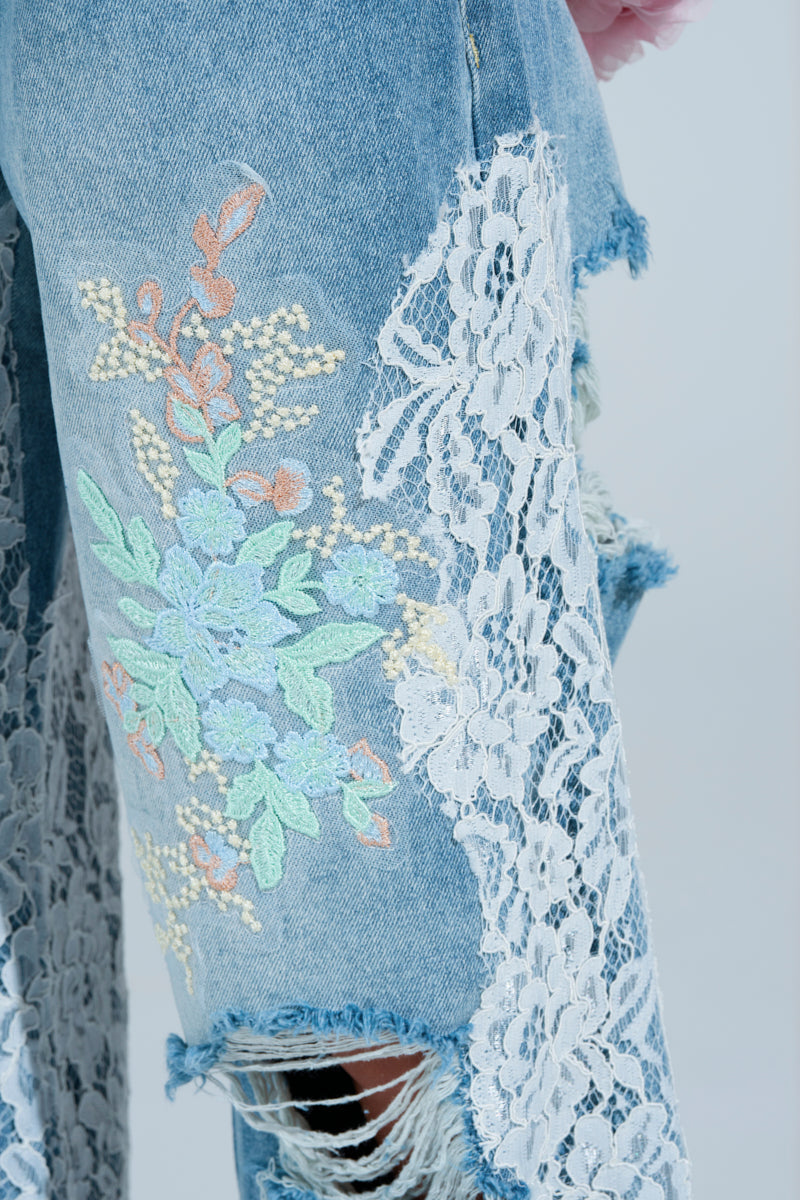 PICKING PETALS FLORAL AND LACE DETAIL DENIM PANTS